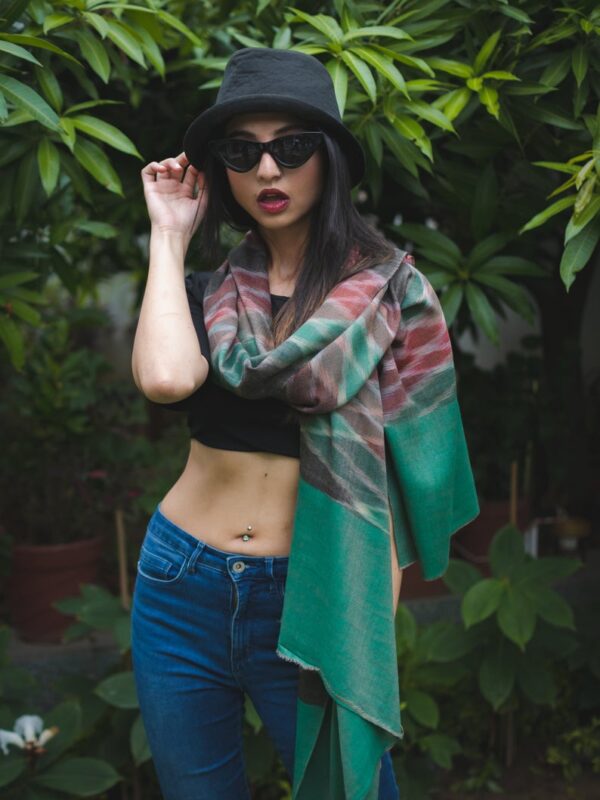 Criss-Cross Ikat Design Pure Pashmina Green Women Stole Scarf model