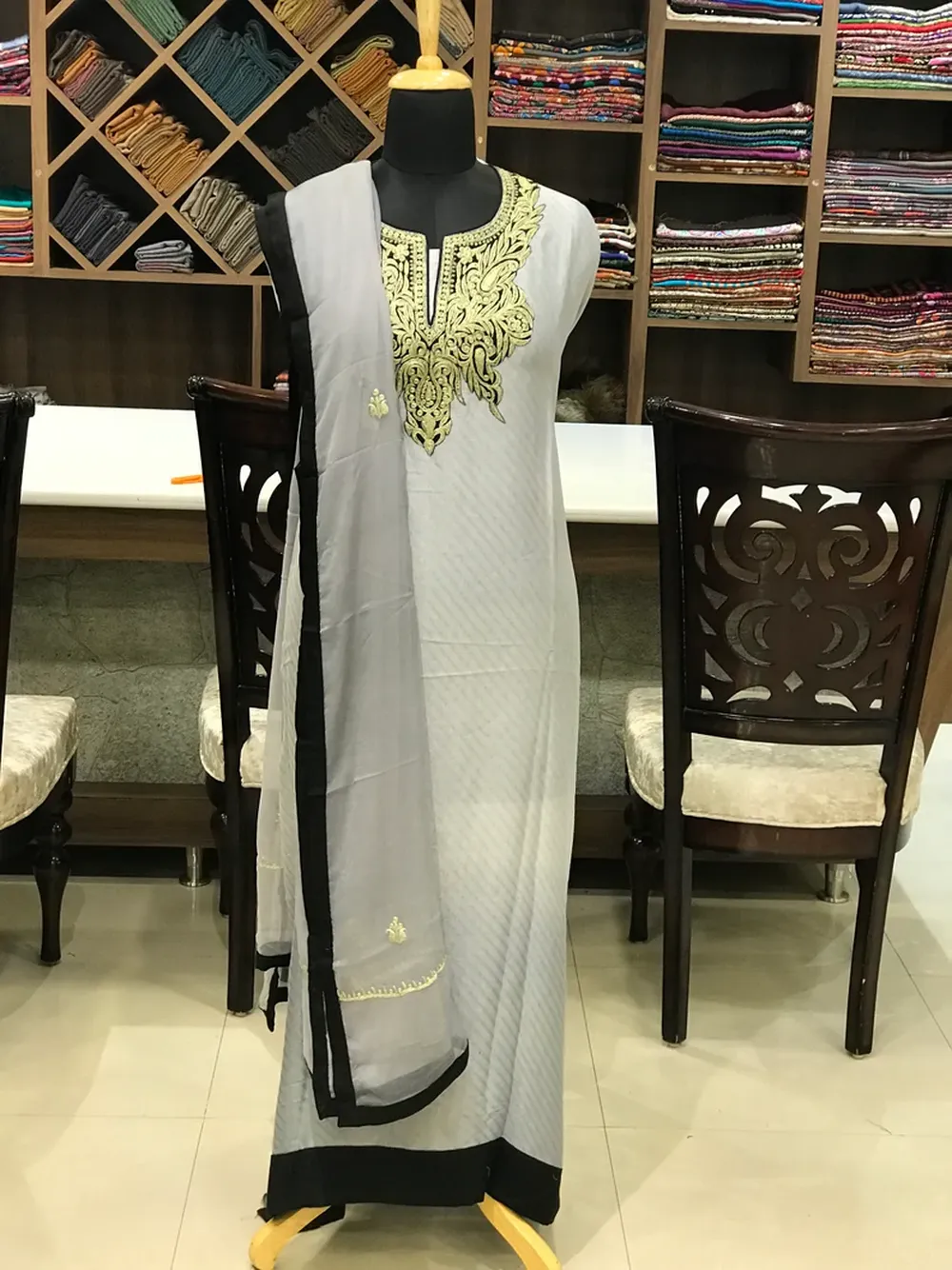 Zari Embroidered Kashmiri Suit