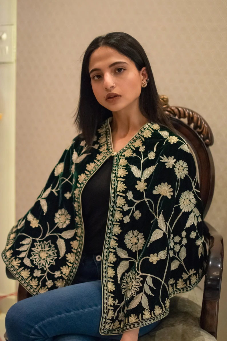 Ærlighed Tilskynde Inca Empire Bottle Green Velvet Cape Poncho with Kashmiri Zari Work | Angad Creations