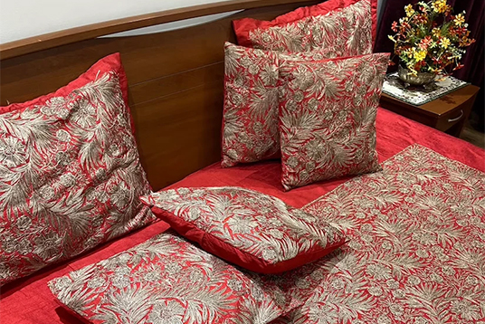 Red color bed cover