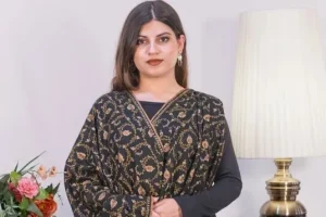 A girl wearing Pure Black Pashmina Shawl