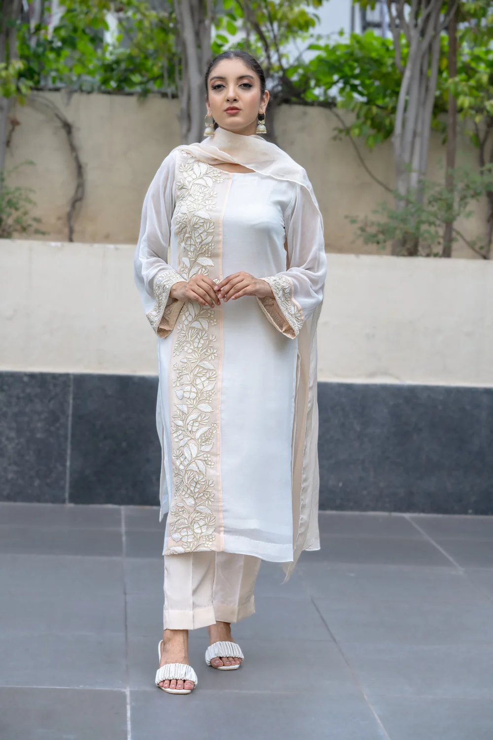 3 Piece Pakistani Salwar - White pakistani salwar with beautiful pink